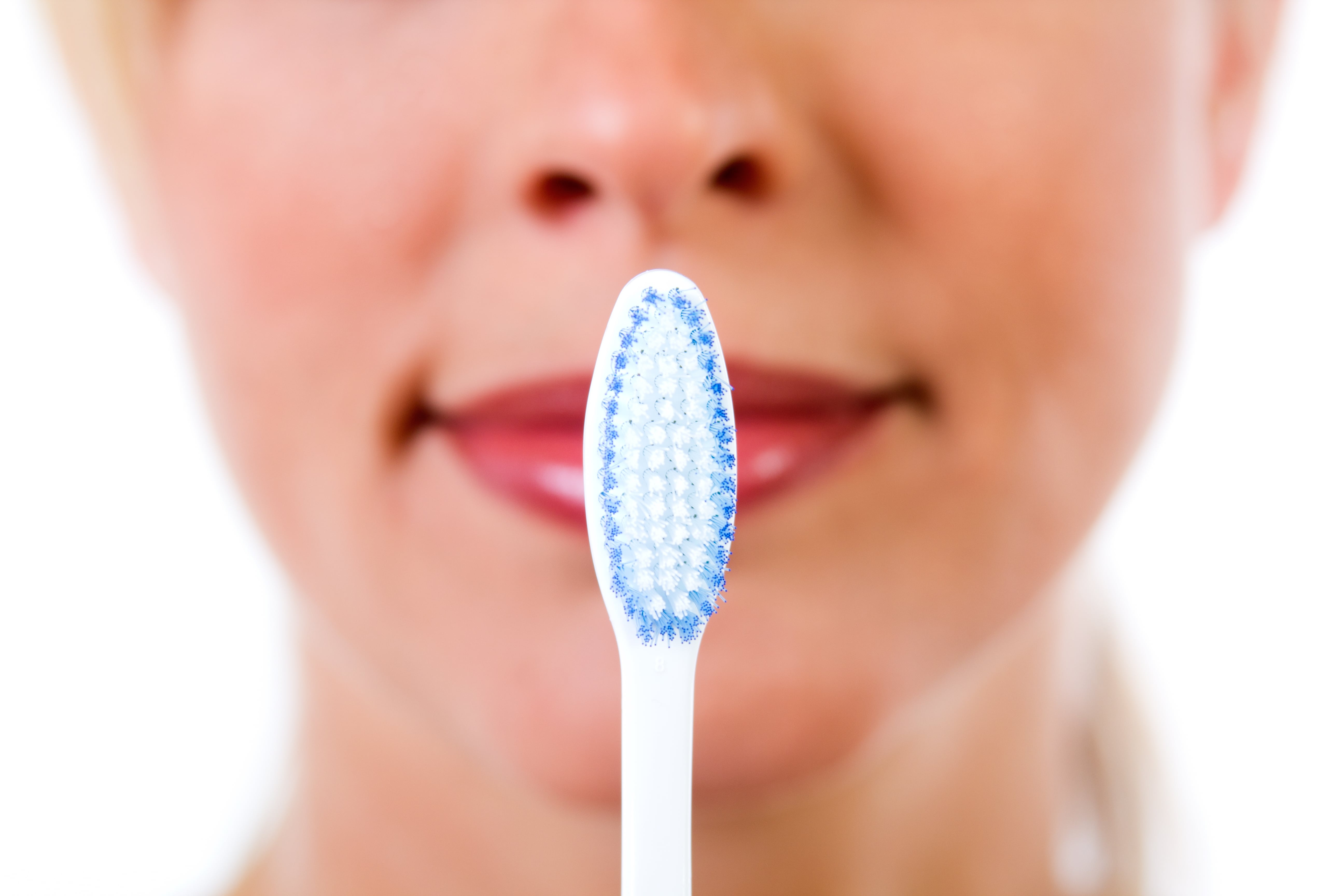 Длительный избыток фтора в организме может привести. Человек с зубной щеткой. Девушка с зубной щеткой. Неправильная гигиена. Dental. Девушка чистит зубы.